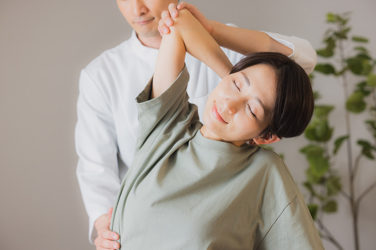 ストレッチをする女性